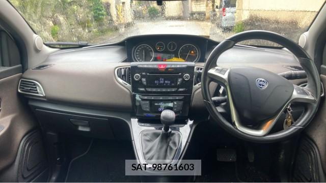 Chrysler YPSILON 2014-04 8280963-2