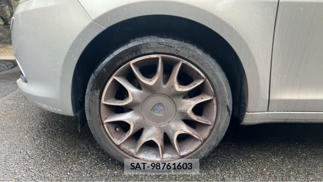 Chrysler YPSILON 2014-04 8280963-8