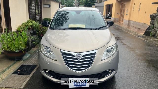 Chrysler YPSILON 2014-04 8280963-9