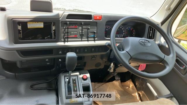 Toyota COASTER 2026-06 8281968-16