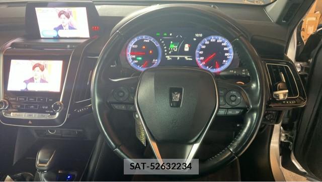 Toyota CROWN HYBRID 2018-11 8281368-16