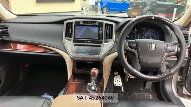 Toyota CROWN HYBRID 2013-04 8281639-2