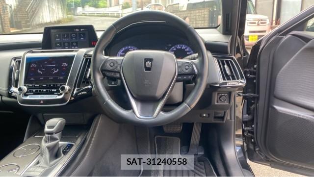 Toyota CROWN HYBRID 2019-09 8281885-16