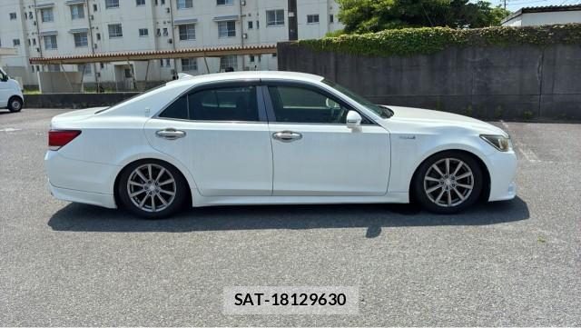 Toyota CROWN HYBRID 2016-04 8282044-10