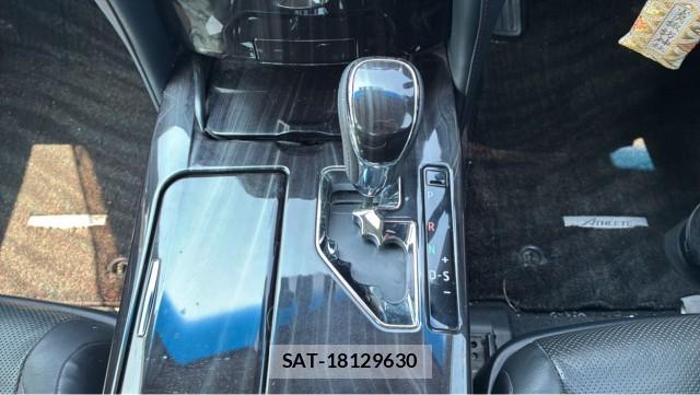 Toyota CROWN HYBRID 2016-04 8282044-14