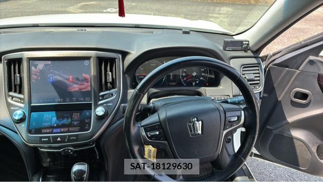 Toyota CROWN HYBRID 2016-04 8282044-16