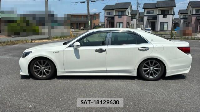 Toyota CROWN HYBRID 2016-04 8282044-3