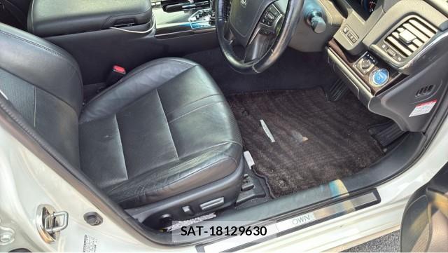 Toyota CROWN HYBRID 2016-04 8282044-5