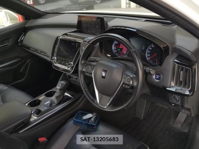 Toyota CROWN HYBRID 2018-08 8284371-2