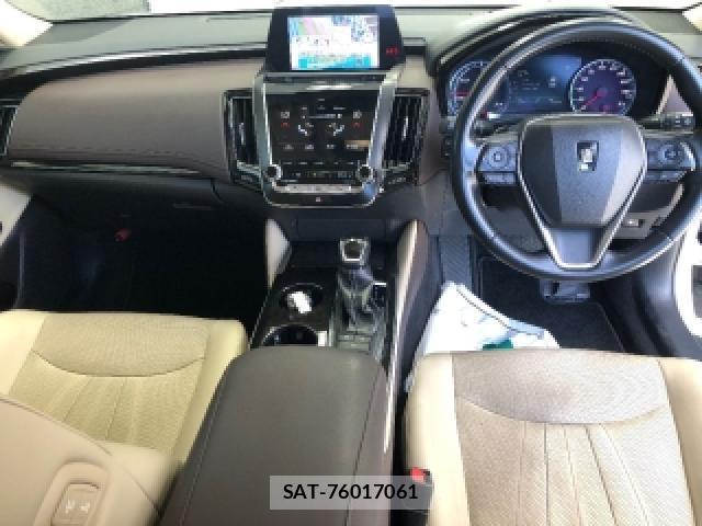 Toyota CROWN HYBRID 2018-11 8284414-2