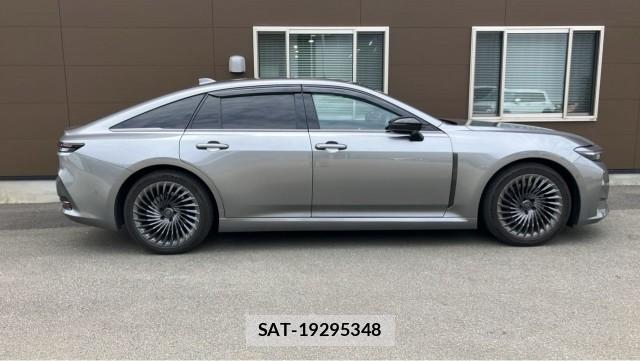 Toyota CROWN 2024-07 8281106-3