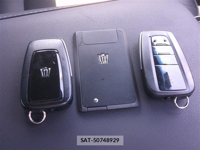 Toyota CROWN 2018-10 8281222-12