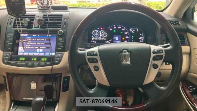 Toyota CROWN 2011-05 8282094-16