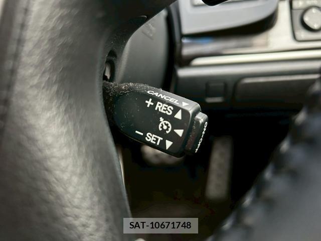 Toyota CROWN 2015-12 8284036-4