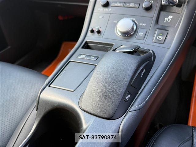 Lexus CT 2011-08 8284445-15