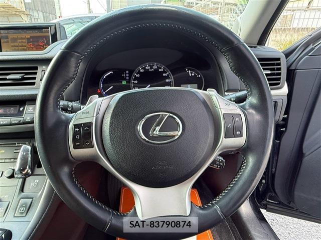 Lexus CT 2011-08 8284445-7