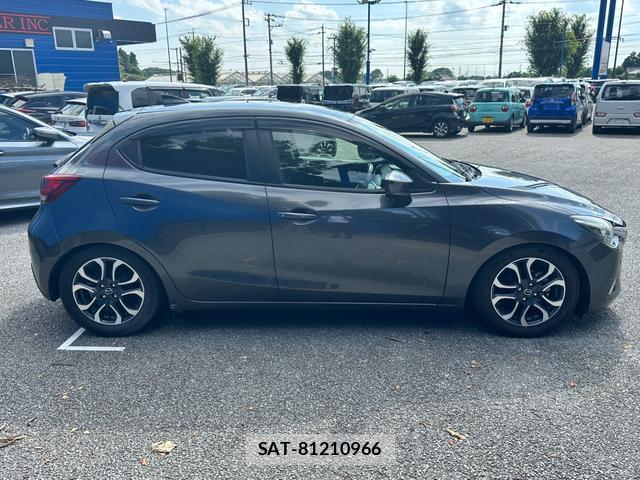 Mazda DEMIO 2017-12 8282564-4