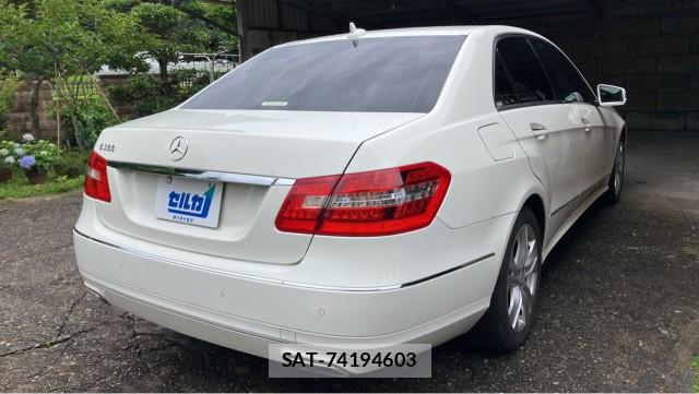 Mercedes Benz E-CLASS 2012-06 8281638-12