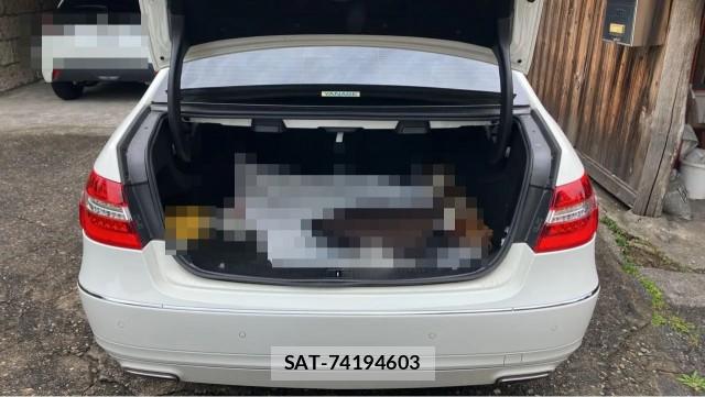 Mercedes Benz E-CLASS 2012-06 8281638-17