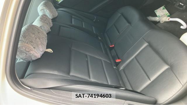 Mercedes Benz E-CLASS 2012-06 8281638-6