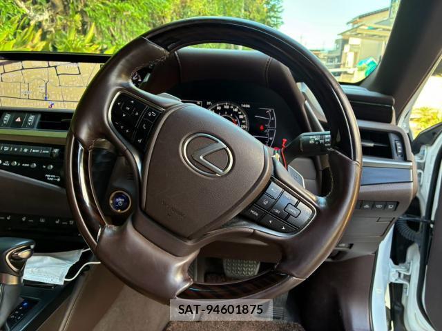 Lexus ES 2018-10 8284219-1