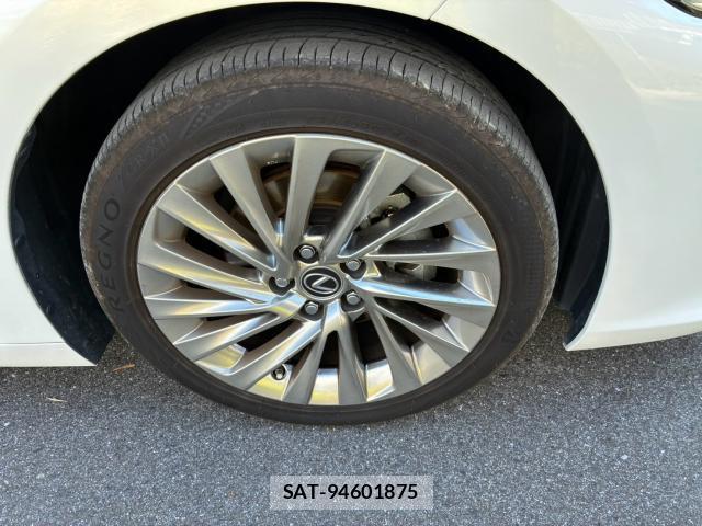 Lexus ES 2018-10 8284219-18