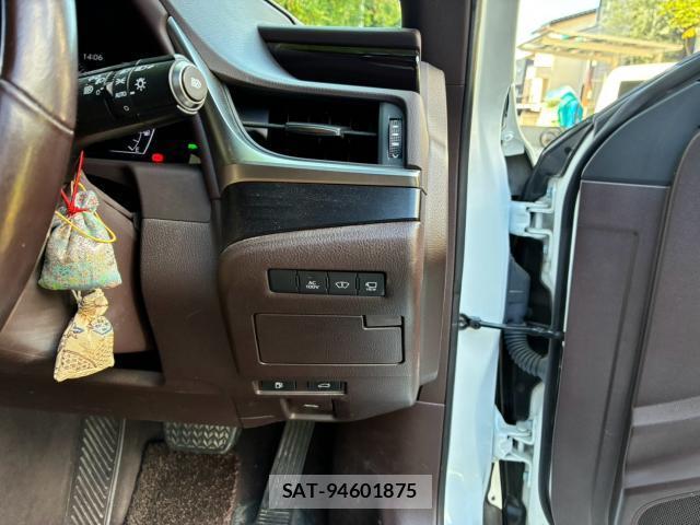 Lexus ES 2018-10 8284219-5