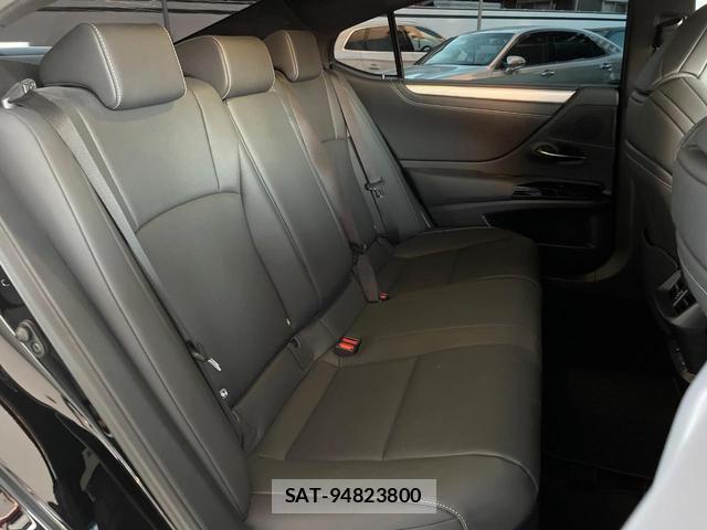 Lexus ES 2022-01 8284453-9