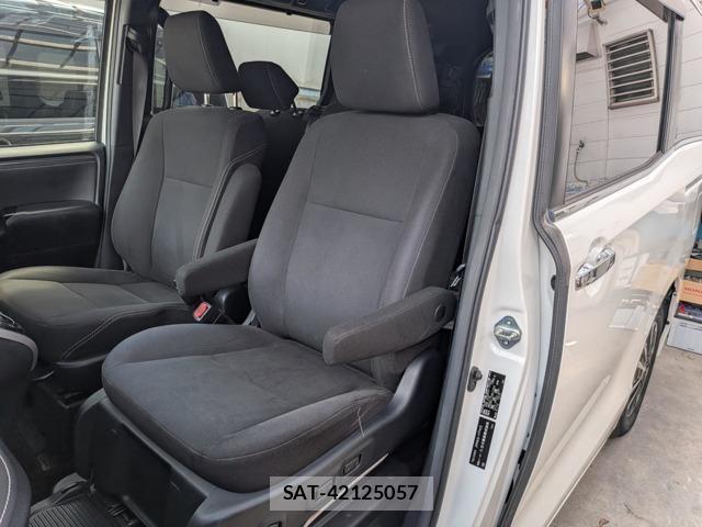 Toyota ESQUIRE 2017-08 8284433-1