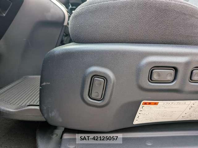 Toyota ESQUIRE 2017-08 8284433-2