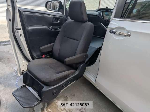 Toyota ESQUIRE 2017-08 8284433-3