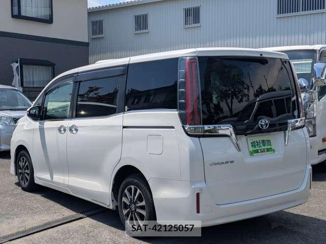 Toyota ESQUIRE 2017-08 8284433-7