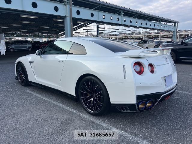 Nissan GT-R 2021-02 8278662-1