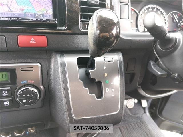 Toyota HIACE VAN 2019-06 8277159-12
