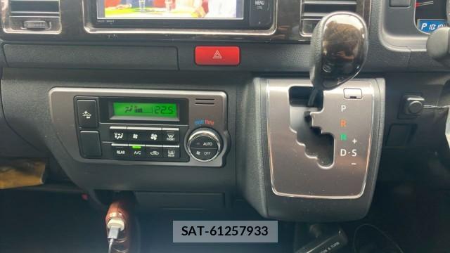 Toyota HIACE VAN 2018-01 8281006-14