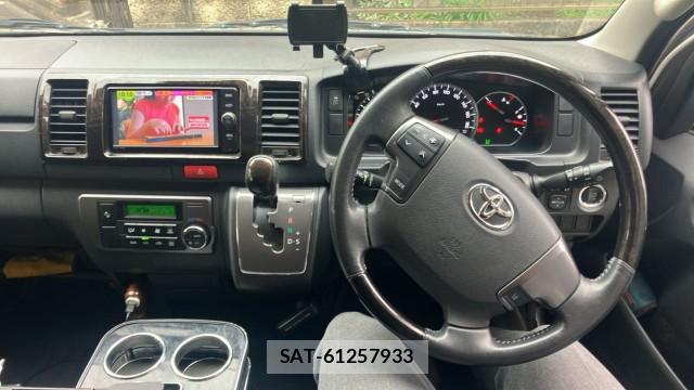 Toyota HIACE VAN 2018-01 8281006-16