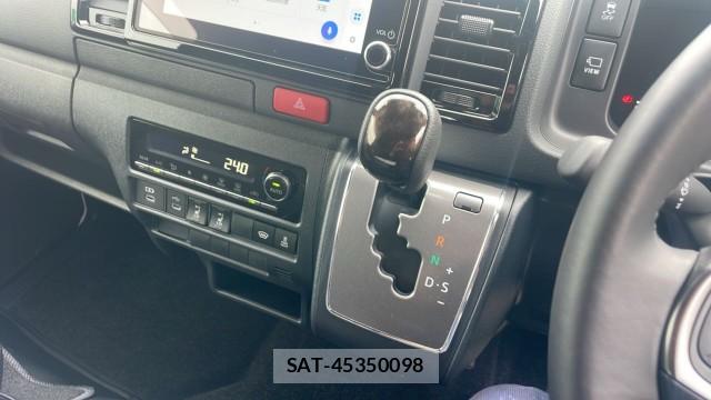 Toyota HIACE VAN 2026-04 8281622-14