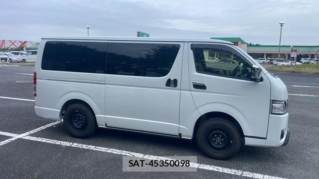 Toyota HIACE VAN 2026-04 8281622-3