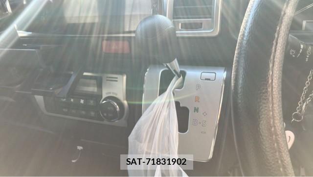 Toyota HIACE VAN 2019-06 8281707-14