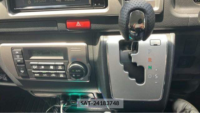 Toyota HIACE VAN 2024-02 8282083-14