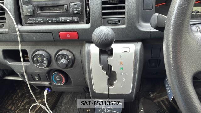 Toyota HIACE VAN 2015-12 8282166-14