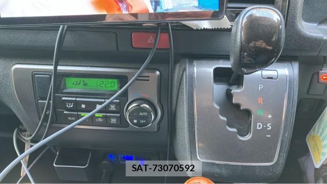 Toyota HIACE VAN 2022-10 8282200-14
