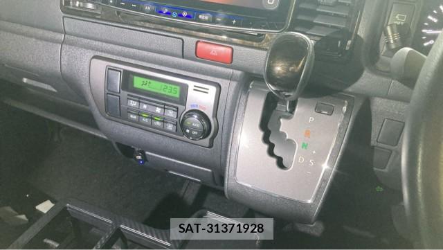 Toyota HIACE VAN 2022-11 8282355-14