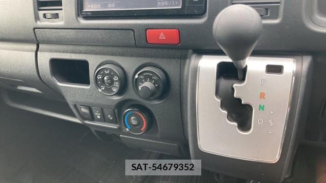 Toyota HIACE VAN 2021-06 8282388-14
