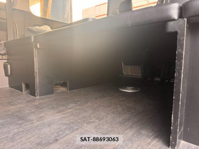 Toyota HIACE WAGON 2015-11 8282766-5