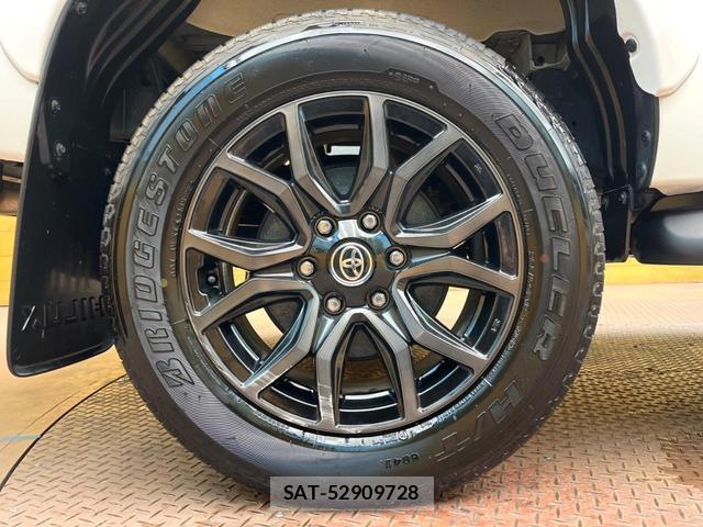Toyota HILUX 2023-09 8279788-11