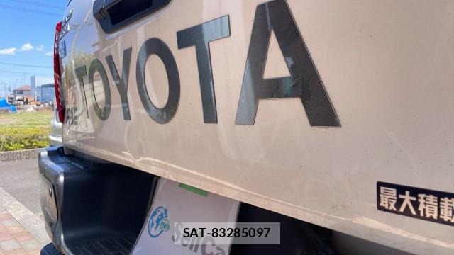 Toyota HILUX 2023-03 8280518-1