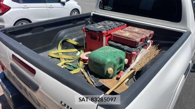 Toyota HILUX 2023-03 8280518-17