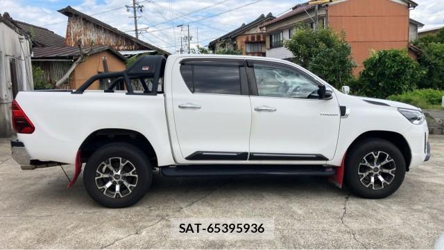 Toyota HILUX 2021-04 8281381-3