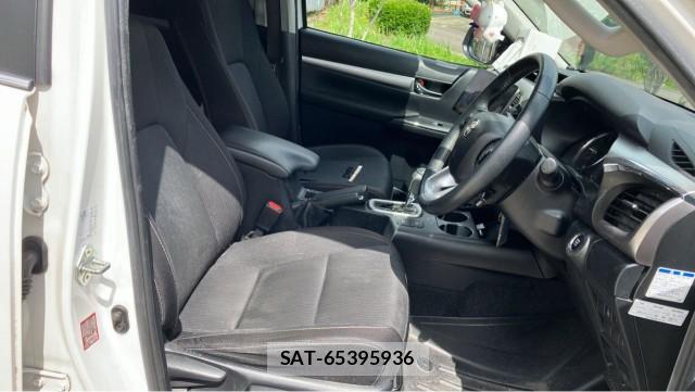Toyota HILUX 2021-04 8281381-5